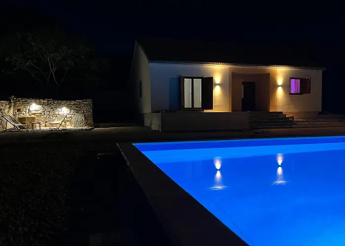 Villa Peaceful New With Saltwater Pool *