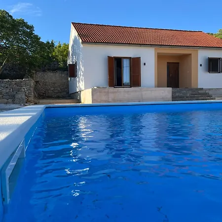Villa Peaceful New With Saltwater Pool Brgud
