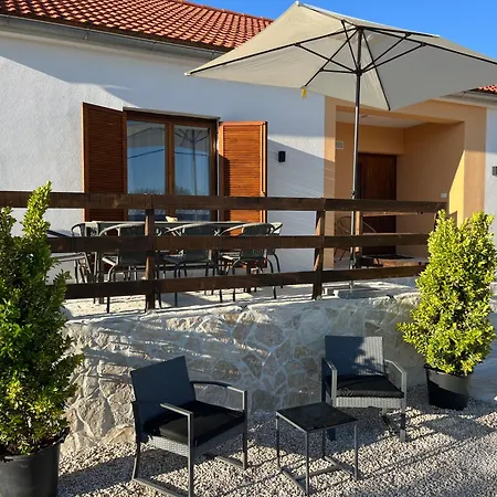 Peaceful New With Saltwater Pool *